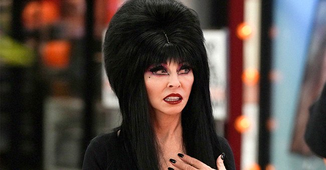 Cassandra Peterson dressed as Elvira, Mistress of the Dark in past episode of "The Goldbergs" on ABC in September 2021. | Photo: Getty Images