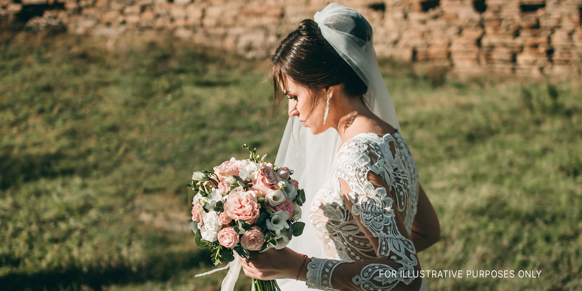 A bride holding a bouquet | Source: Shuttertstock