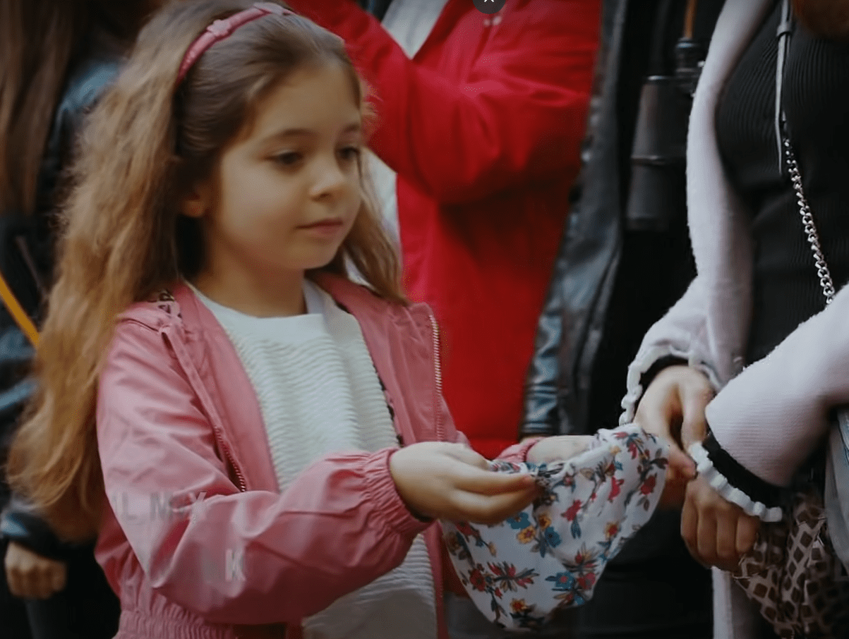 Beren Gençalp interpretando a Melek en 'La hija del Embajador'. | Foto: YouTube/Sefirin Kizi