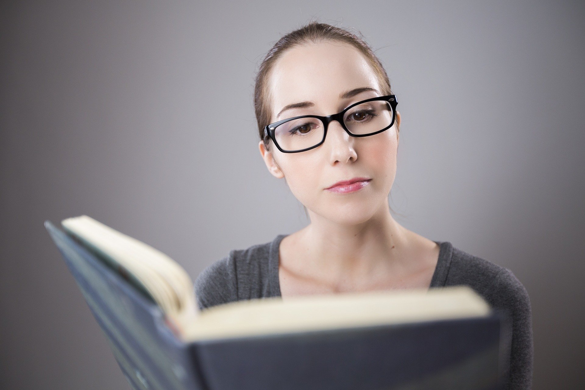 Une femme entrain de lire un livre. | Photo : Pixabay