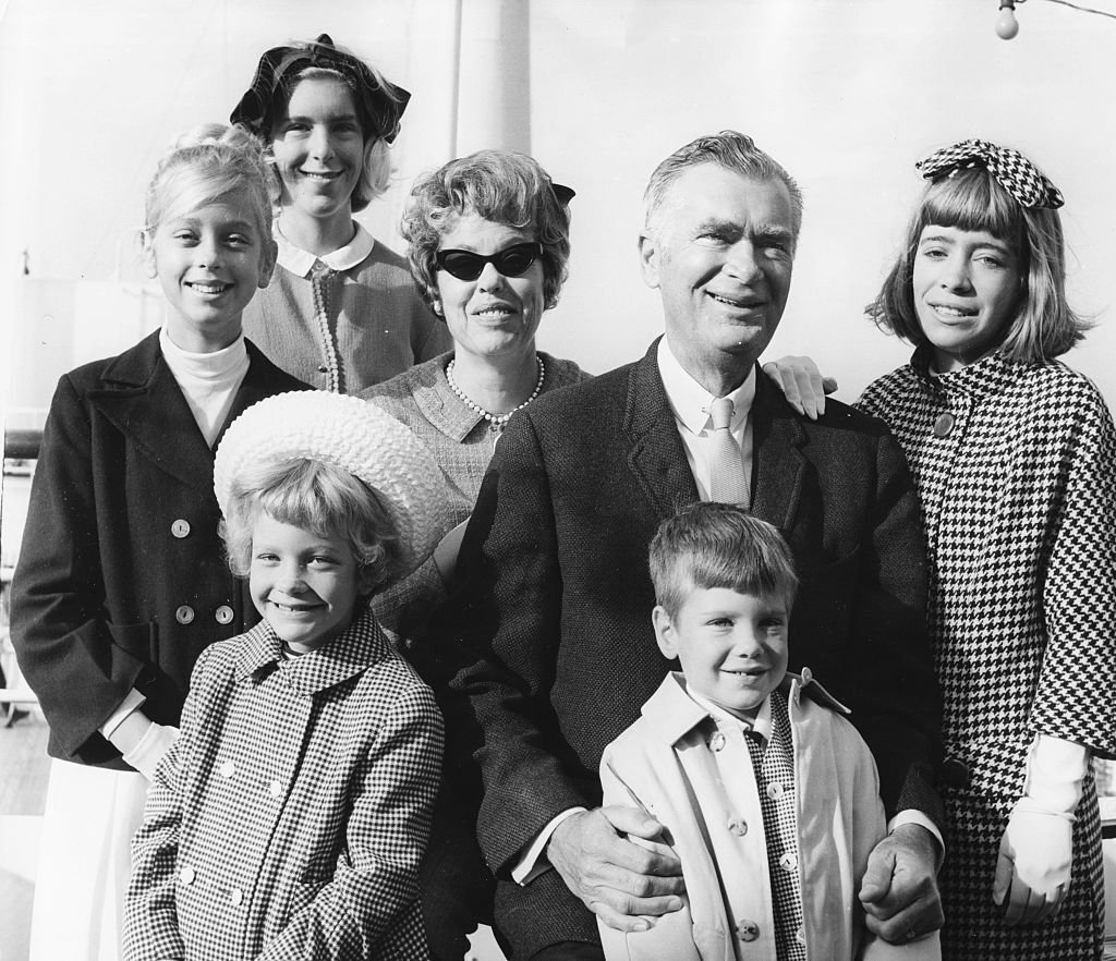 Buddy Ebsen with his family Bonnie, Kiki, Cathy, wife Nancy, Dusty and Susie Anna, after they arrived in Britain. | Source: Getty Images
