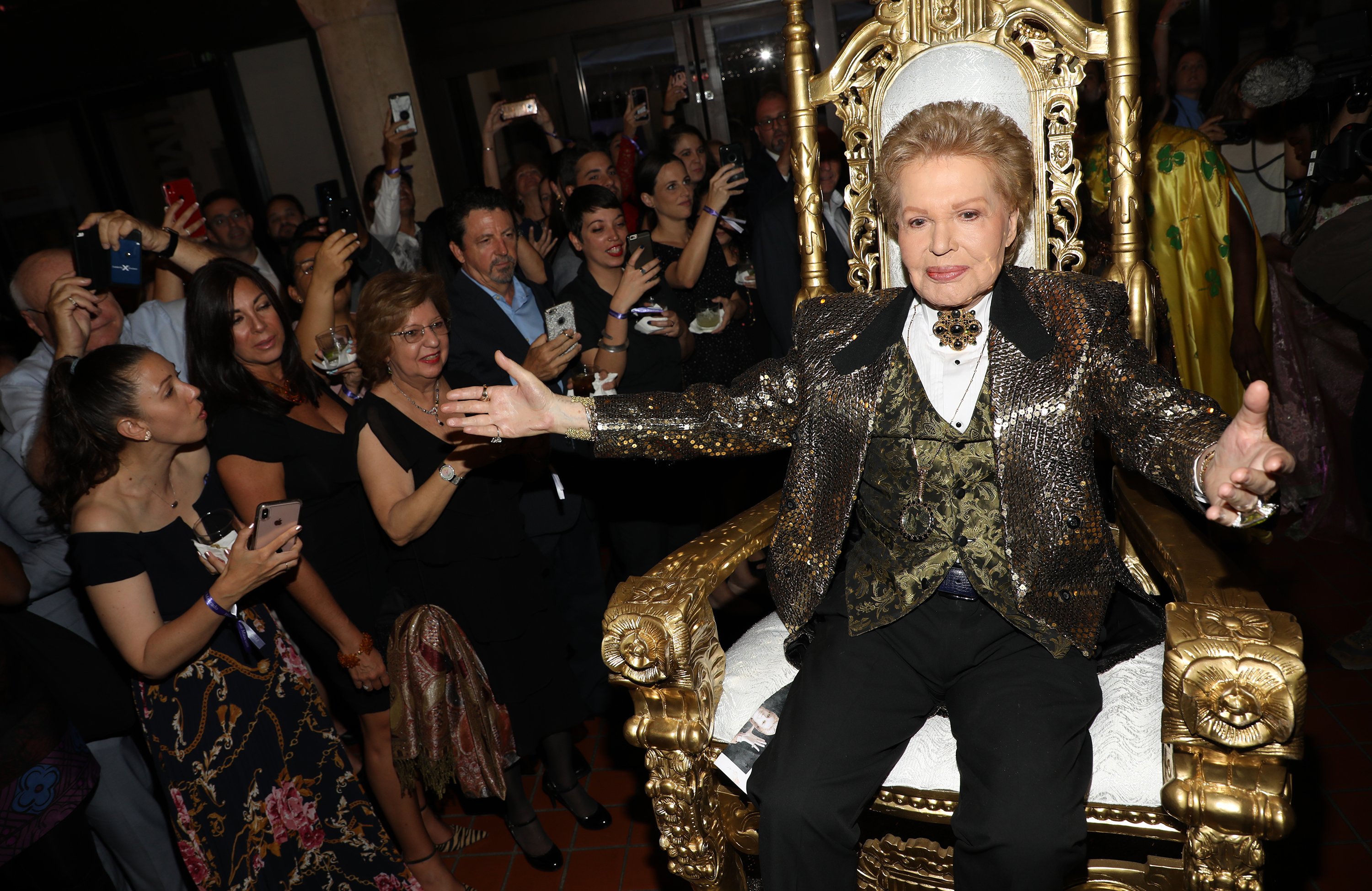 Walter Mercado es visto en la inauguración de "Mucho, Mucho Amor: 50 Years of Walter Mercado" en el HistoryMiami Museum el 1 de agosto de 2019 en Miami. | Foto: Getty Images Walter Mercado es visto en la inauguración de "Mucho, Mucho Amor: 50 Years of Walter Mercado" en el HistoryMiami Museum el 1 de agosto de 2019 en Miami. | Foto: Getty Images