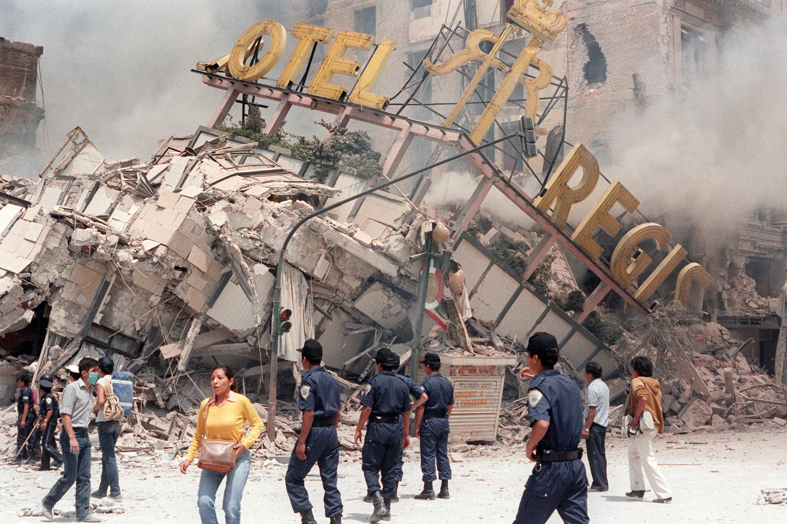 Escombros del Hotel Regis tras colapsar en el terremoto del 19 de septiembre de 1985 en Ciudad de México. | Foto: Getty Images