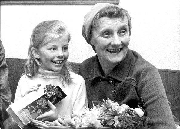 Die schwedische Kinderbuchautorin Astrid Lindgren (r) mit der Hauptdarstellerin des Films "Pippi Langstrumpf", Inger Nilson (l), am 27. Februar 1969 auf dem Frankfurter Flughafen | Quelle: Getty Images