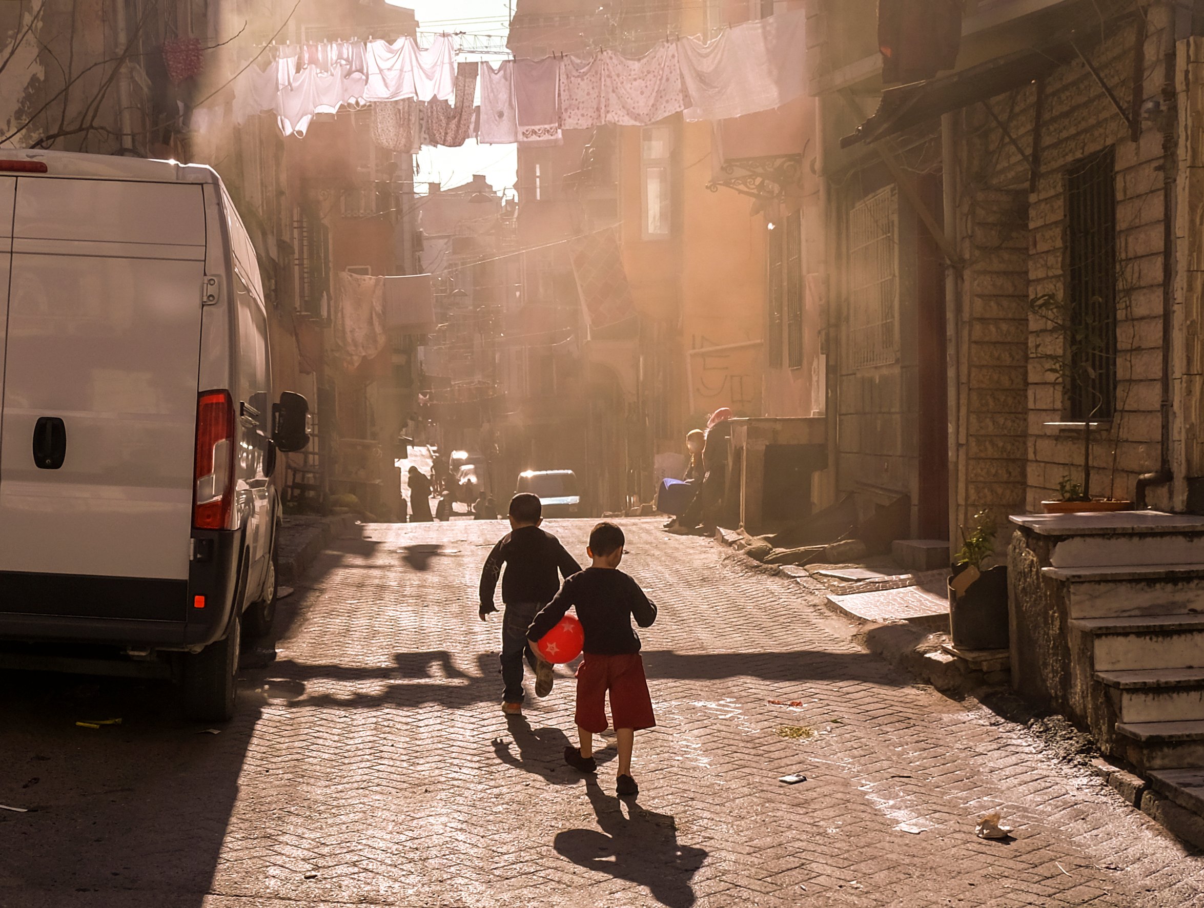 Niños jugando en vecindario humilde. | Foto: Shutterstock