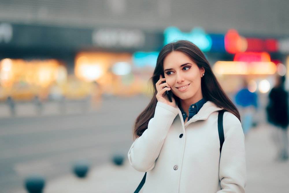 A photo a woman on the phone. | Photo: Shutterstock