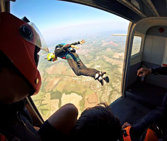 Photo of a Skydiver jumping out the plane | Photo: Getty Images
