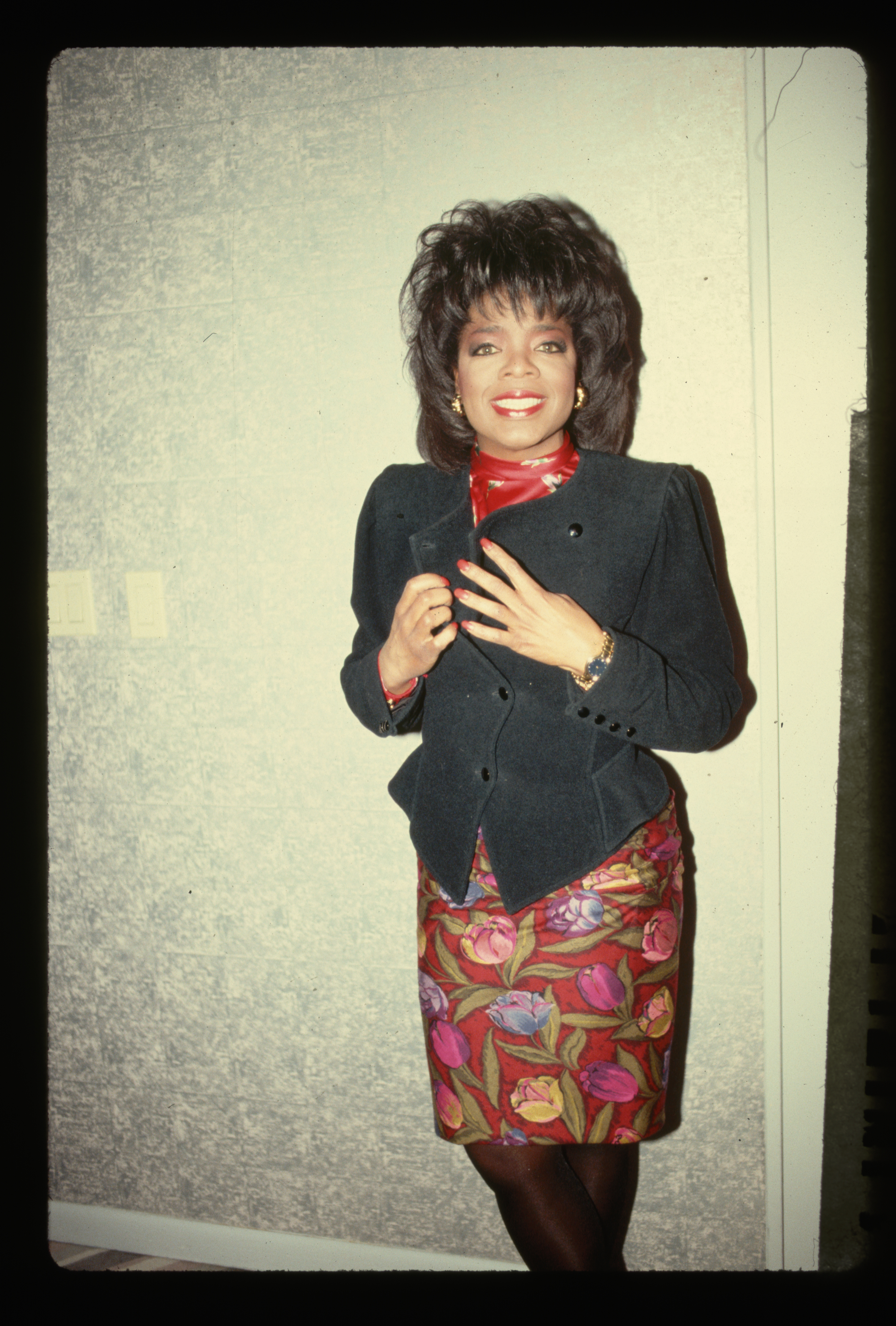 Oprah Winfrey posing for a photograph in 1989 | Source: Getty Images