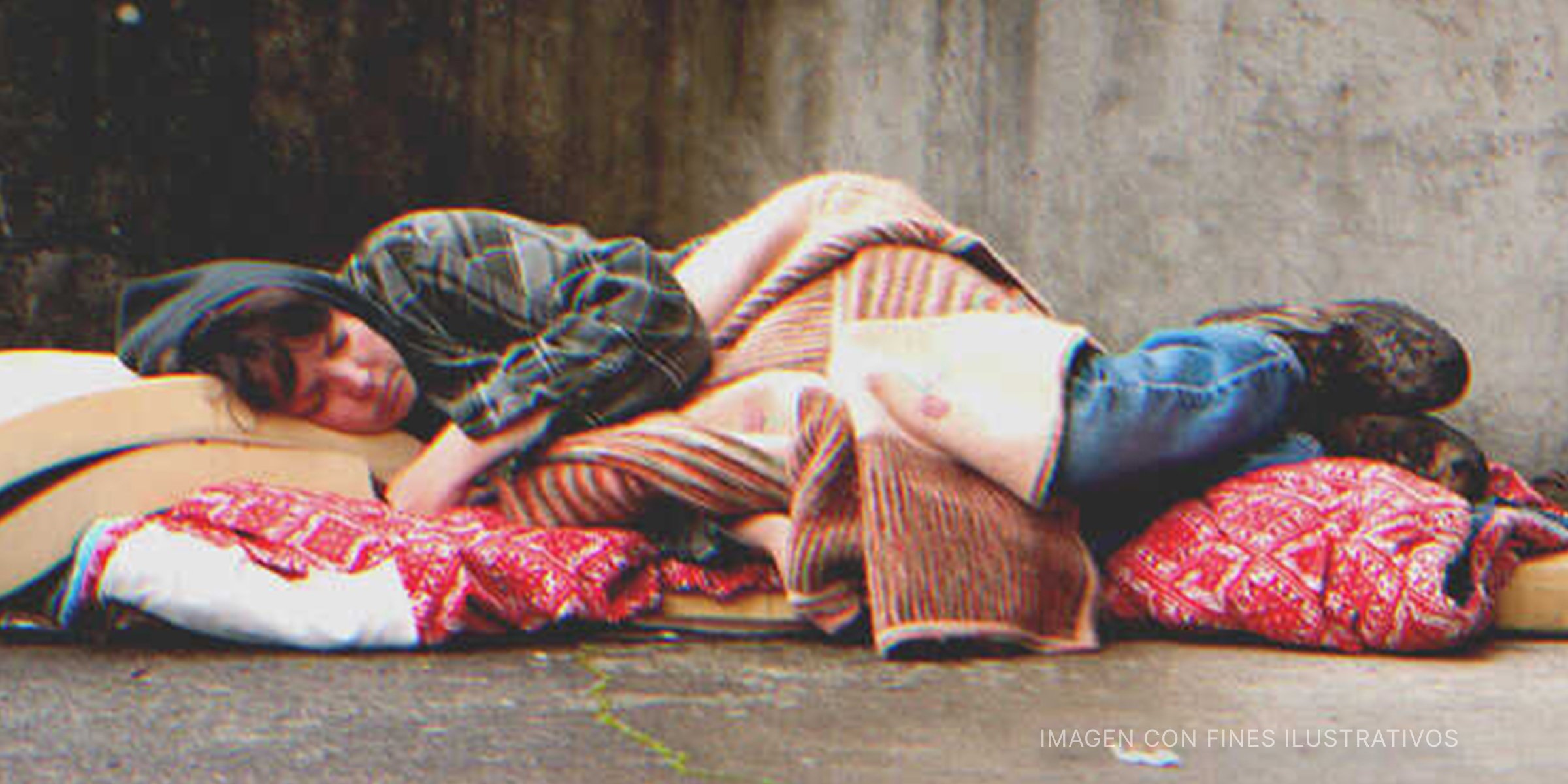 Mujer embarazada durmiendo en el suelo. | Foto: Getty Images