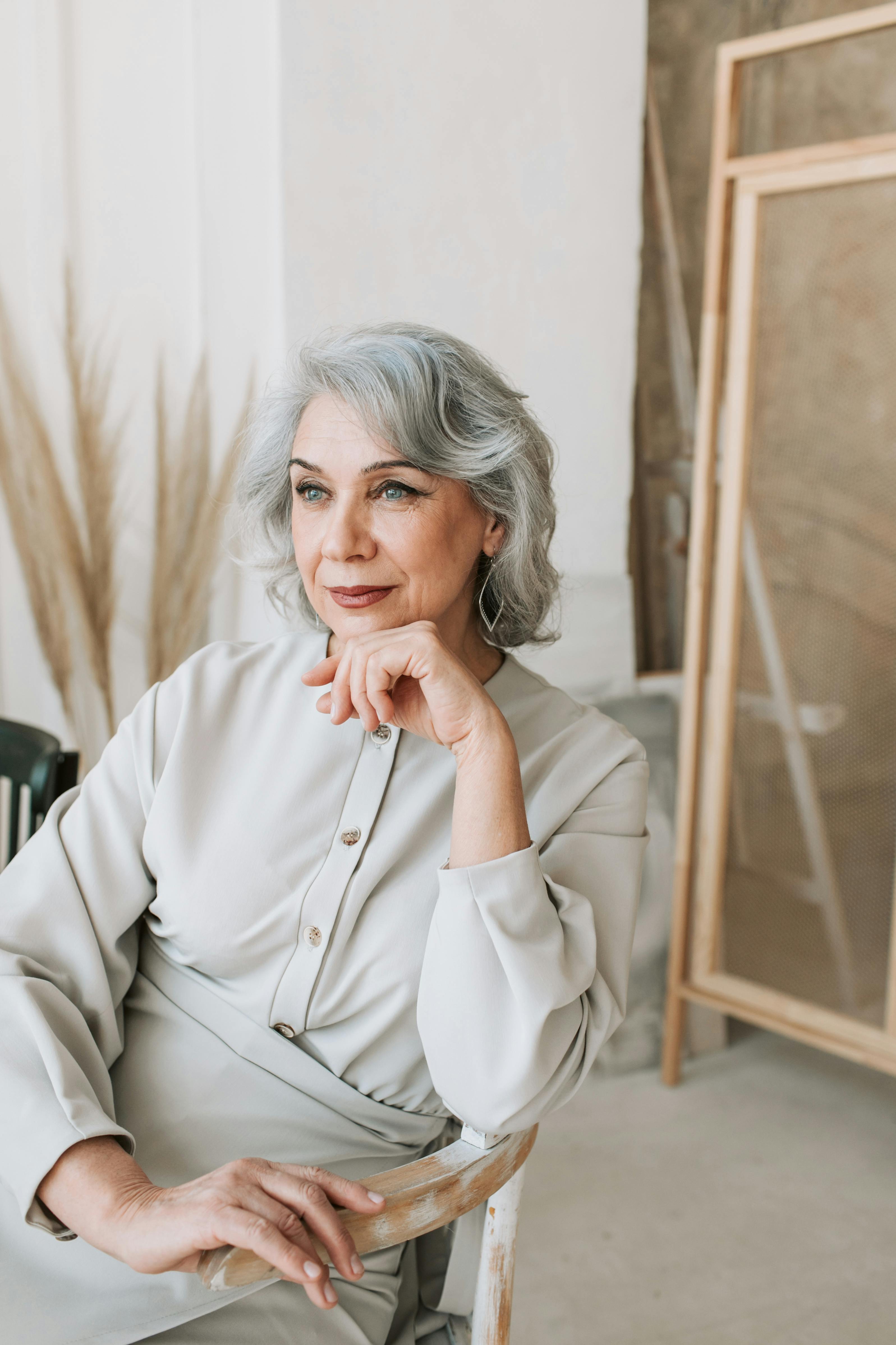 A serious woman looking at something | Source: Pexels
