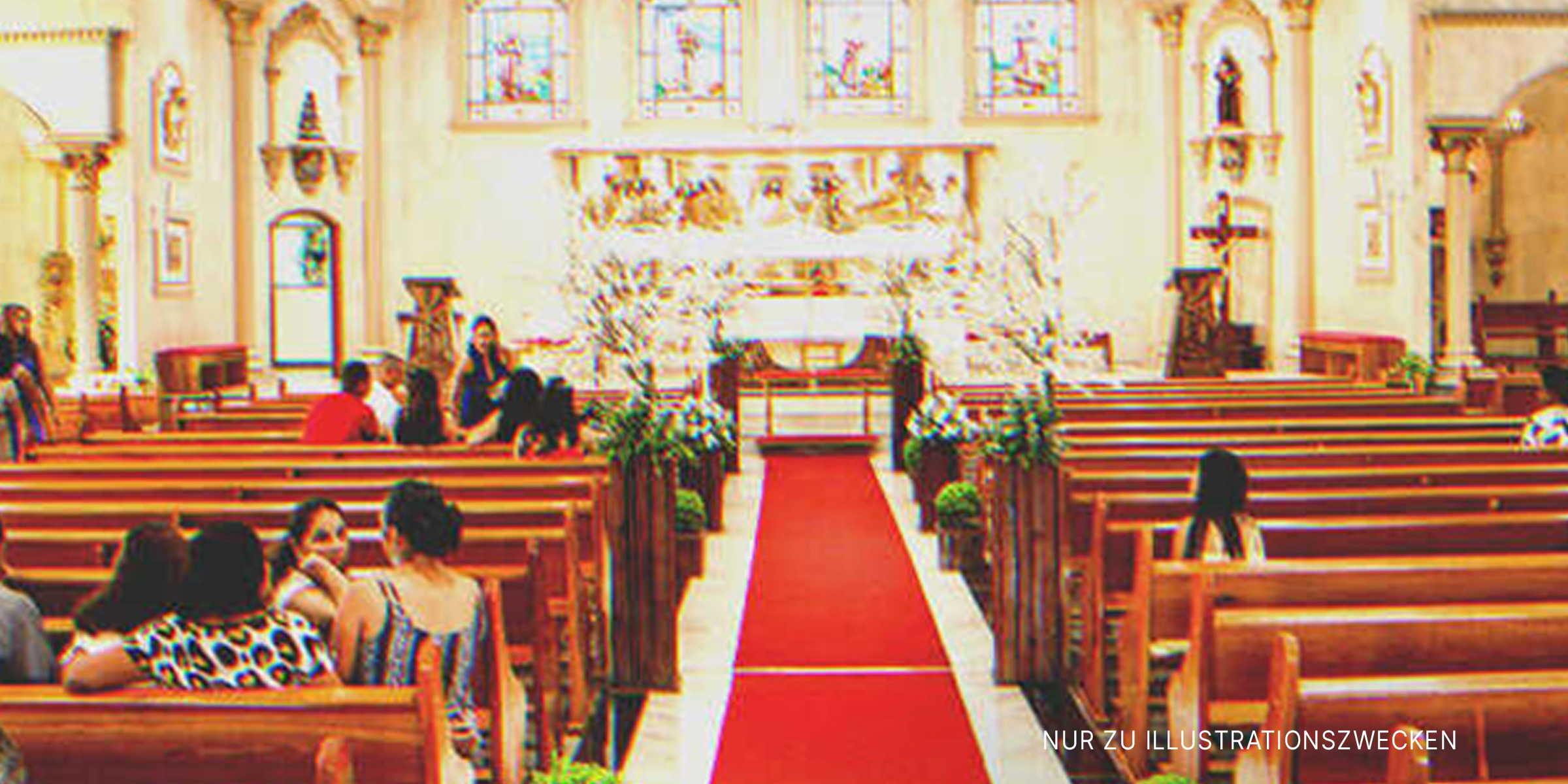 Eine Kirche während einer Hochzeitszeremonie | Quelle: Shutterstock