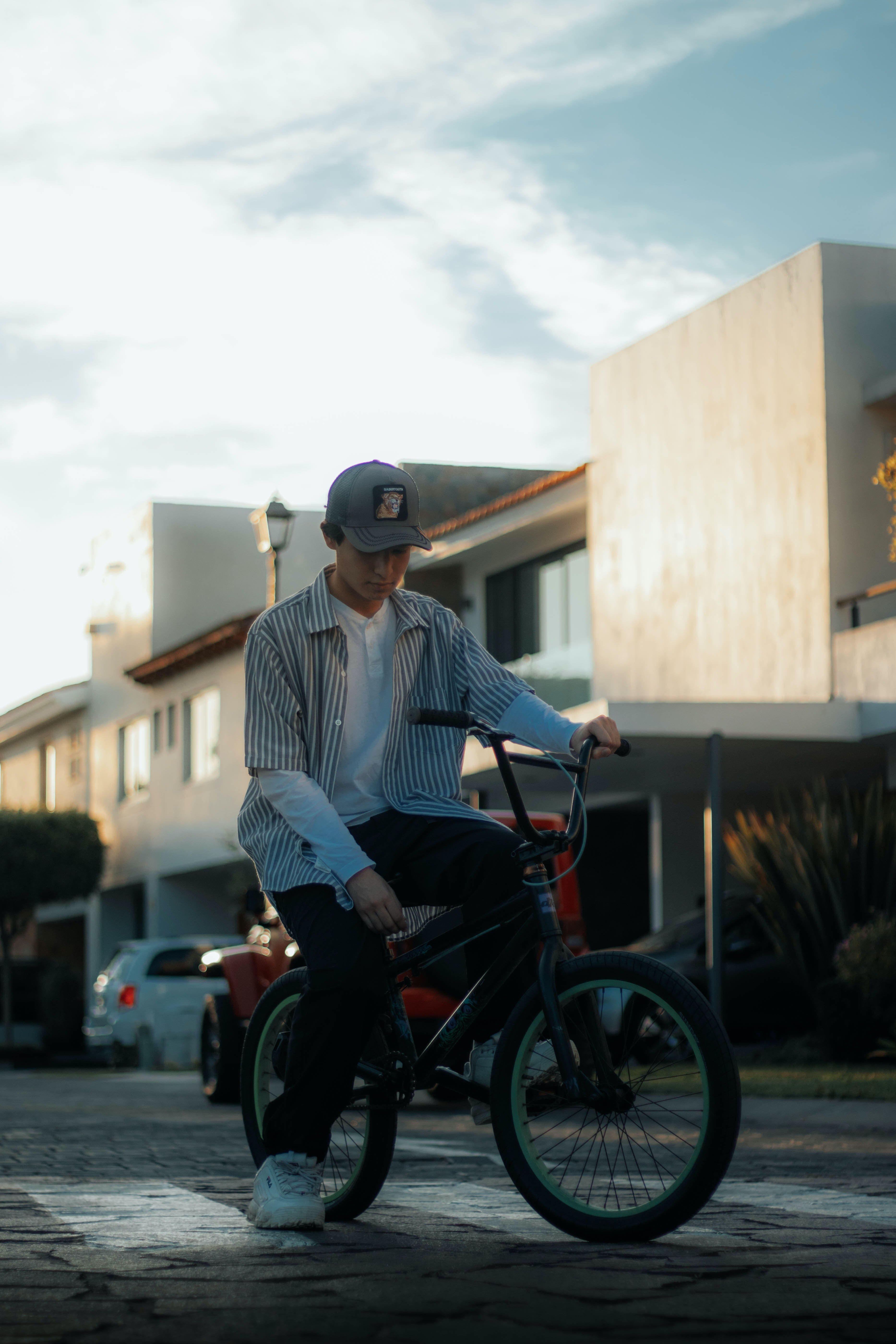 Un adolescente en su bicicleta. | Foto: Pexels