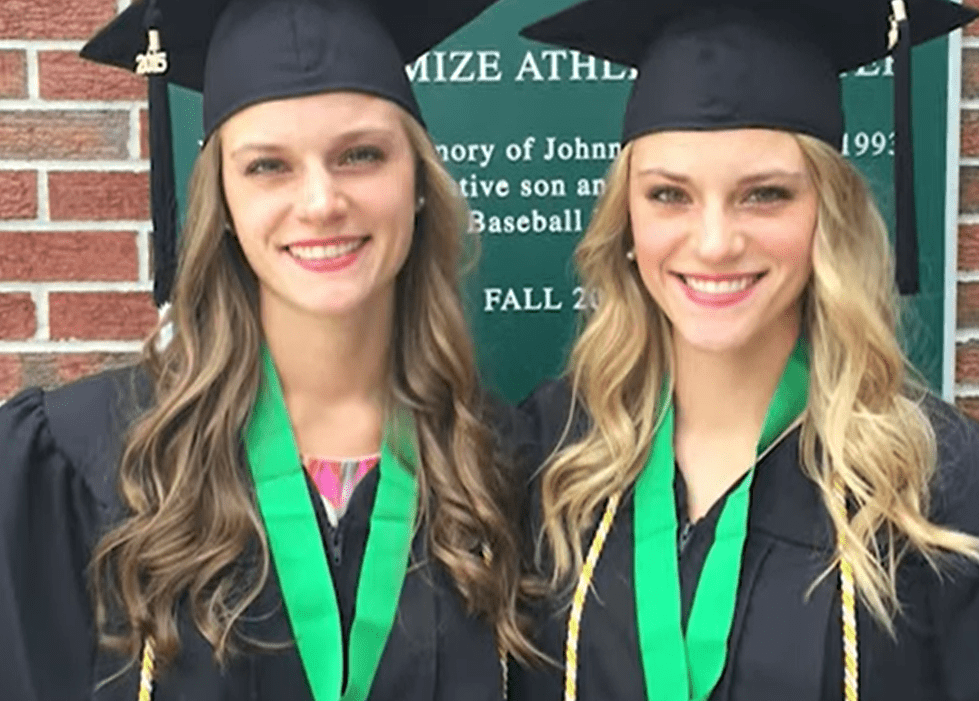 Tara and Tori Howard graduating. | Source: youtube.com/Good Morning America 