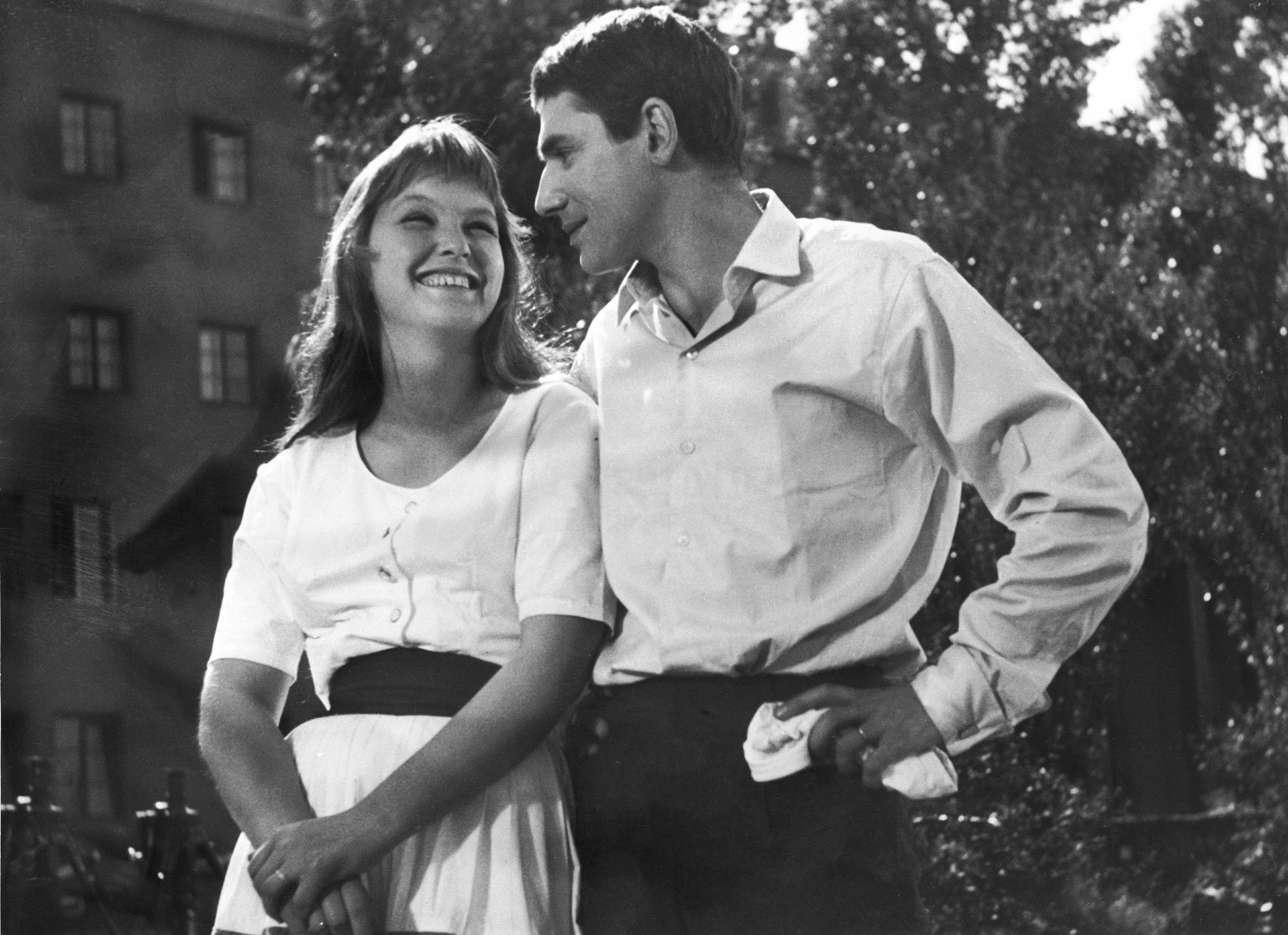 Portrait en août 1959 de Robert HOSSEIN et de son épouse l'actrice Marina VLADY. | Photo : Getty Images