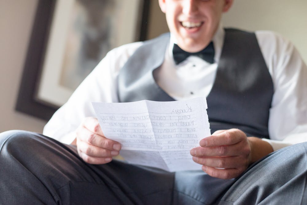 Un homme qui sourit en lisant un courrier | Photo: Pexels