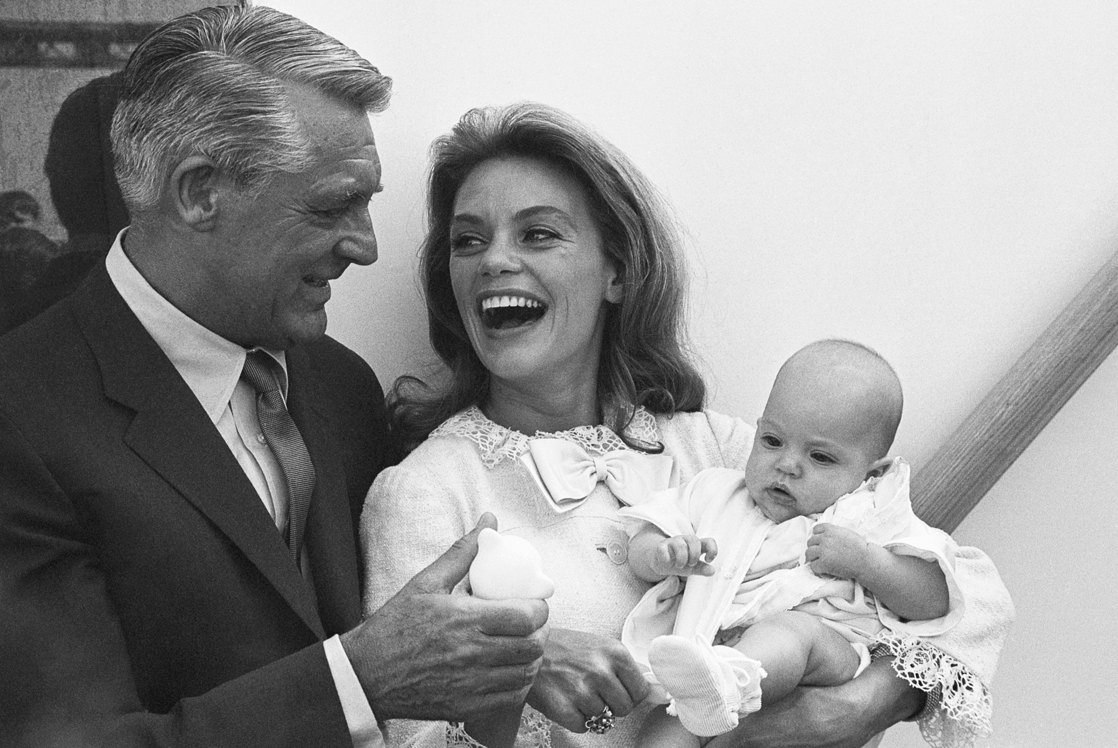 The actress with her former husband pose with their daughter on June 27, 1966 | Source: Getty Images