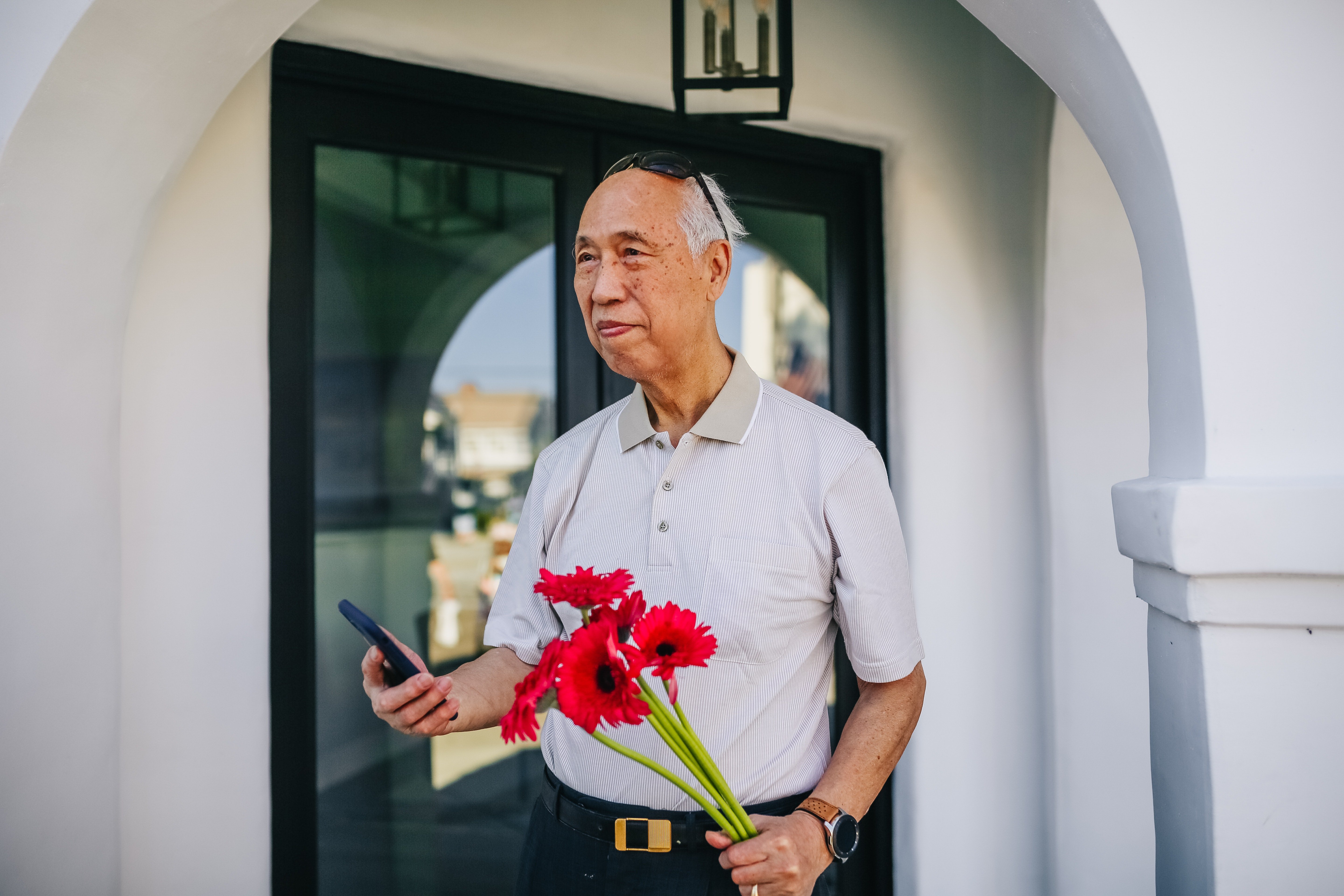 Un hombre mayor con un ramo de flores en su mano. | Foto: Pexels
