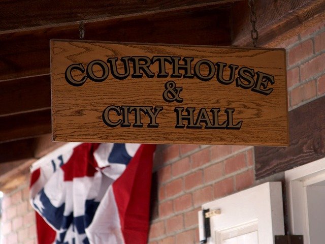A signboard at the courthouse. | Source: Pixabay.
