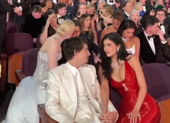 Timothée Chalamet's talking to Kylie Jenner at the 98th Academy Awards on March 15, 2026 | Source: YouTube/E! News