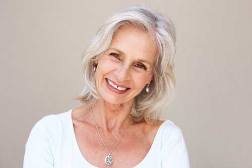 Frau lächelt in die Kamera | Quelle: Shutterstock