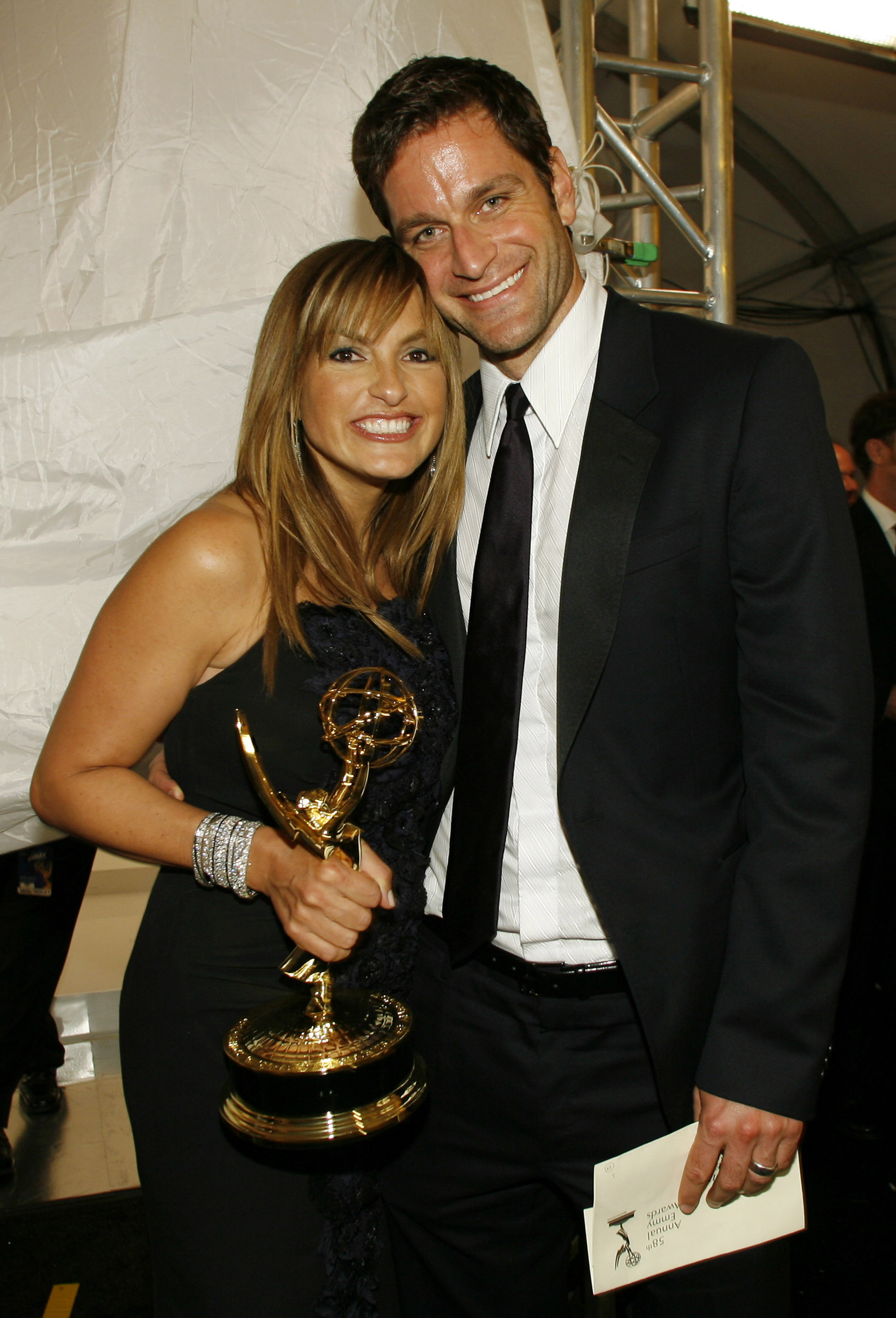 Mariska Hargitay and Peter Hermann at the 58th Annual Primetime Emmy Awards on August 27, 2006 | Source: Getty Images