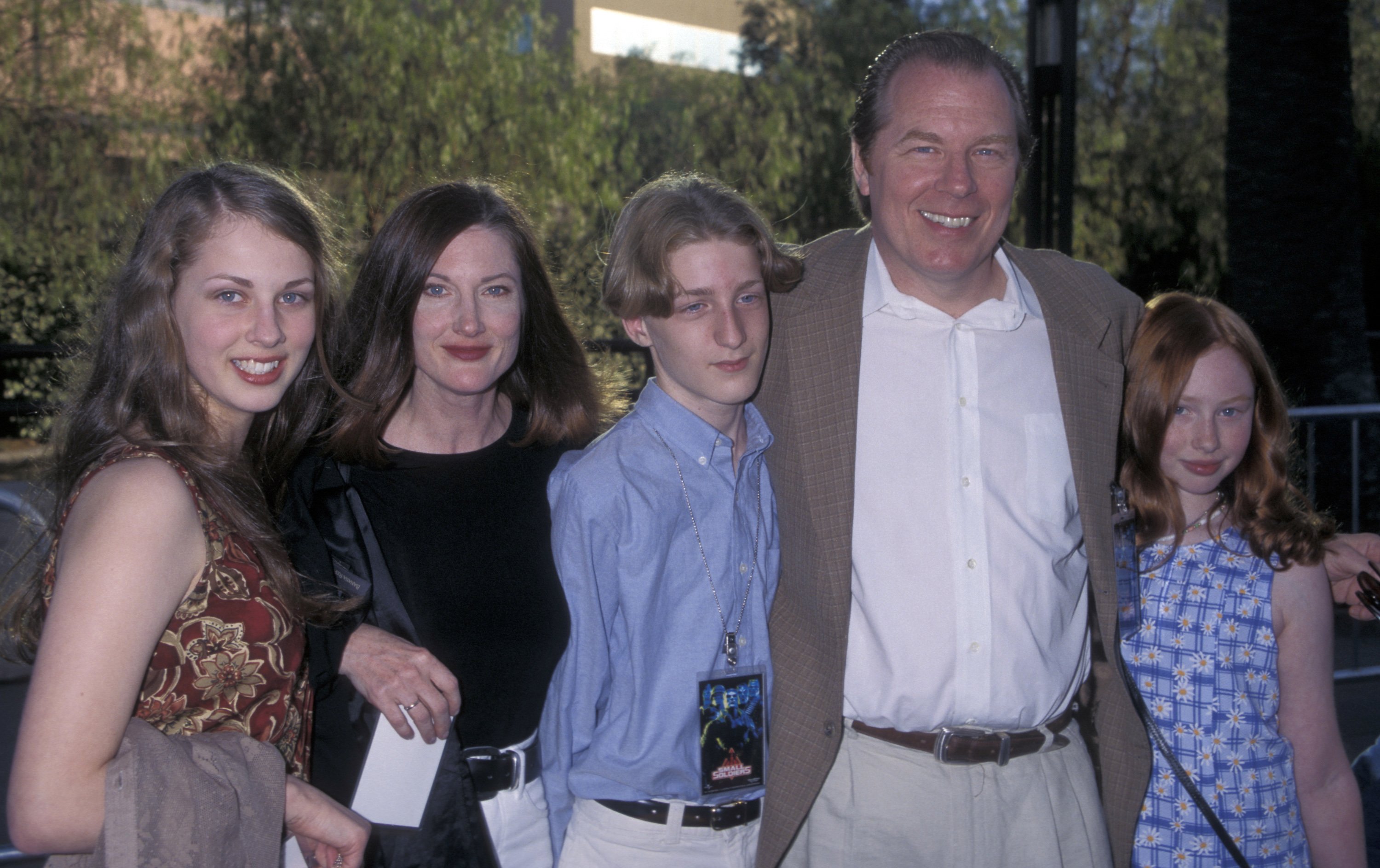 Nell Geisslinger, Annette O'Toole, Colin McKean, Michael McKean, and Anna Geisslinger at the premiere of "Small Soldiers" on July 8, 1998 | Source: Getty Images