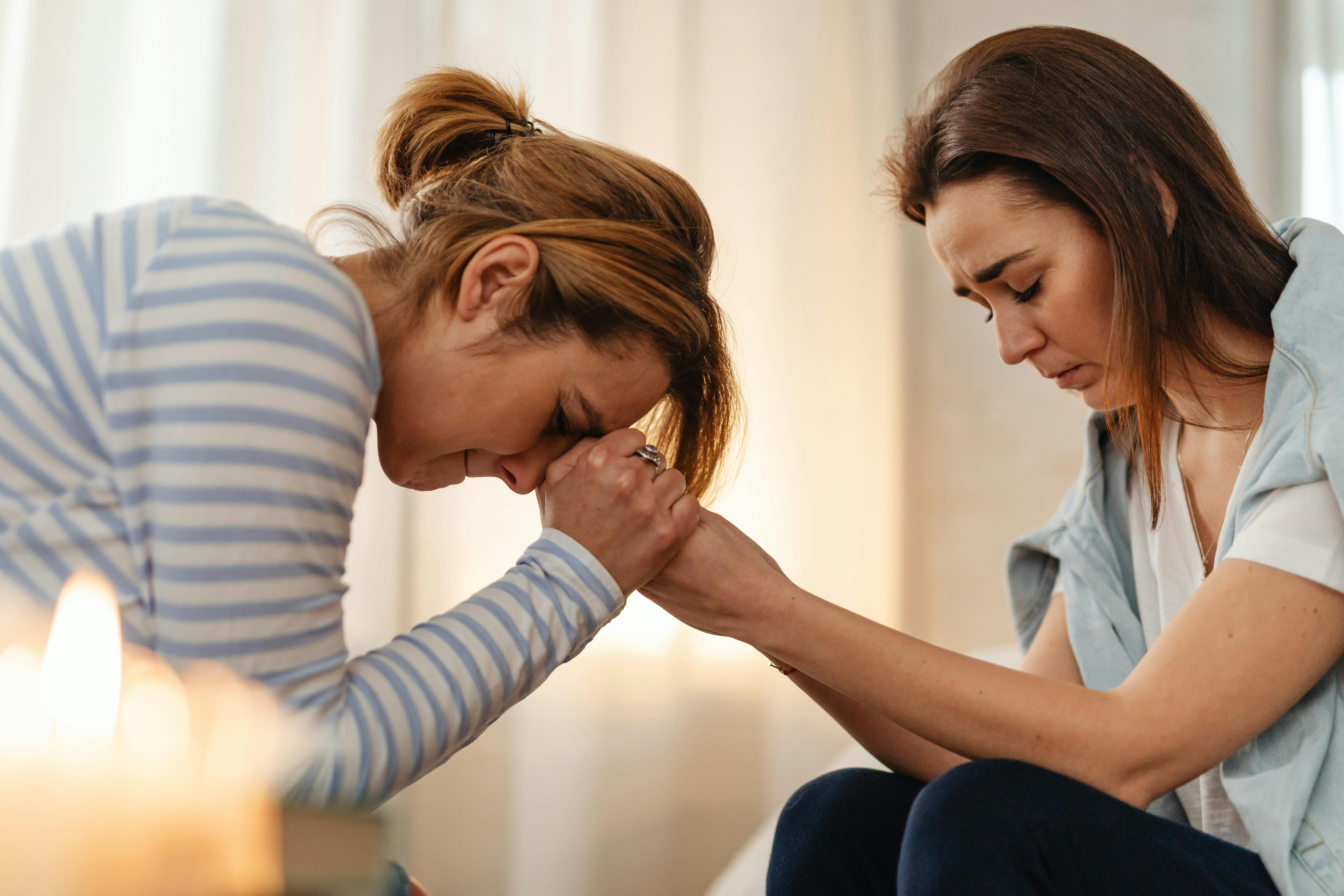 Mother and daughter holding hands | Source: Pexels