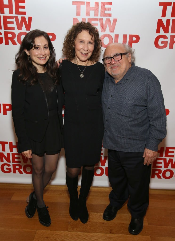 Lucy Devito, Rhea Perlman y Danny Devito asisten el 8 de marzo de 2018 al Green Fig Urban Eatery, en la ciudad de Nueva York. | Foto: Getty Images