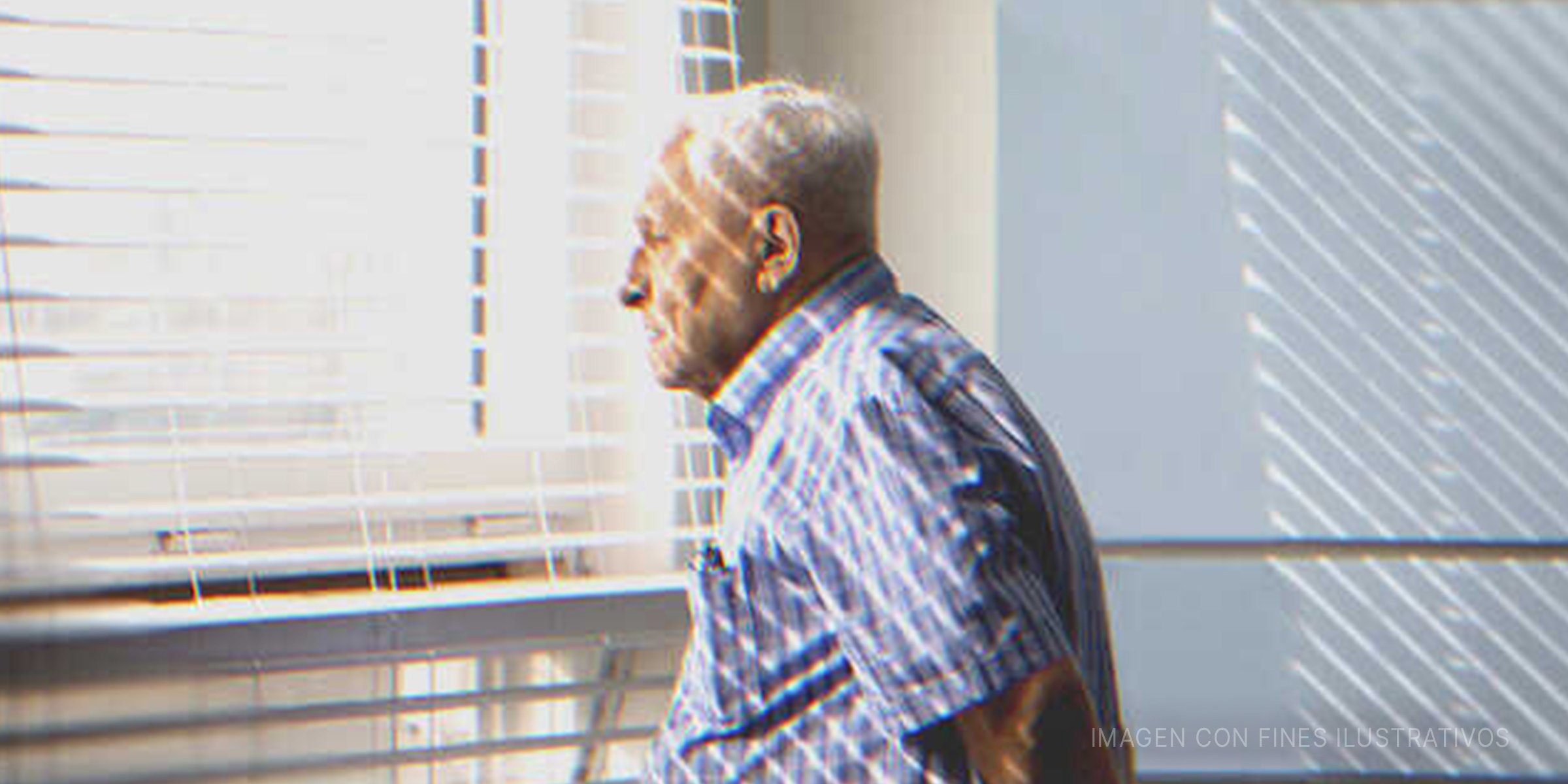 Hombre mayor mira a traves de una ventana | Foto: Shutterstock 