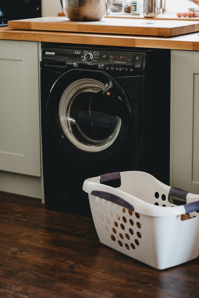 Washing machine and laundry basket | Source: Unsplash