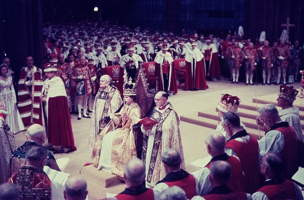 Reina Elizabeth II en su ceremonia de coronación en la Abadía de Westminster, Londres, el 2 de junio de 1953. | Foto: Getty Images 