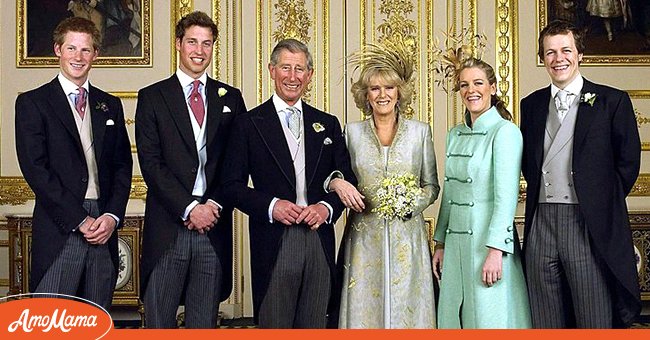 Prinz Harry, Prinz William, Prinz Charles, Camilla, Laura Parker Bowles und Tom Parker Bowles im Weißen Salon auf Schloss Windsor am 9. April 2005 | Quelle: Getty Images