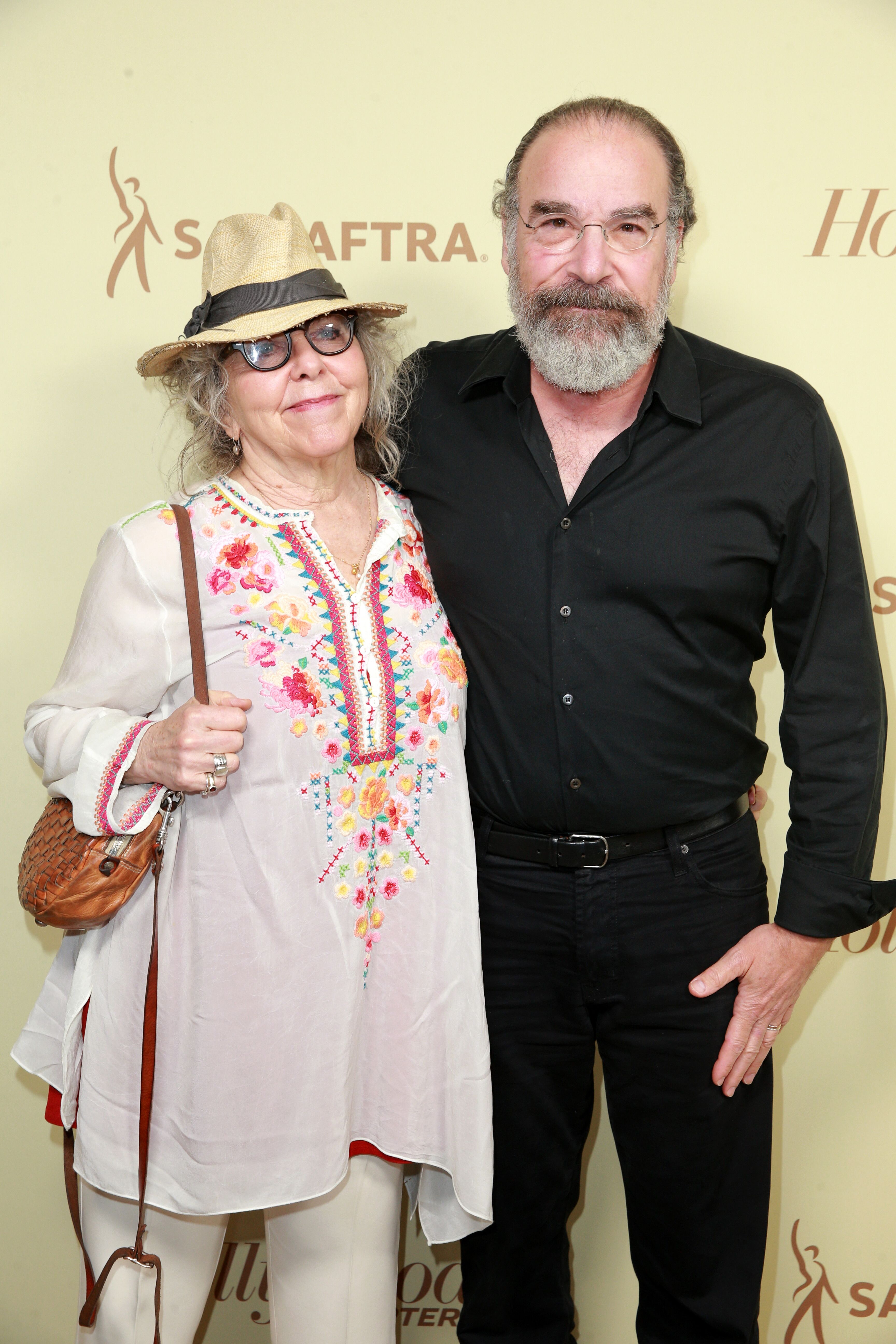 Kathryn Grody and Mandy Patinkin at Avra Beverly Hills Estiatorio on September 14, 2018 in Beverly Hills, California | Photo: Getty Images