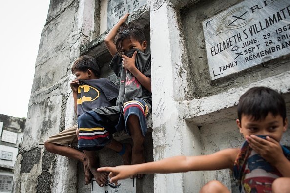 Niños habitantes del cementerio más grande de las Filipinas. Fuente: Getty Images/Global Images Ukraine Niños habitantes del cementerio más grande de las Filipinas. Fuente: Getty Images/Global Images Ukraine