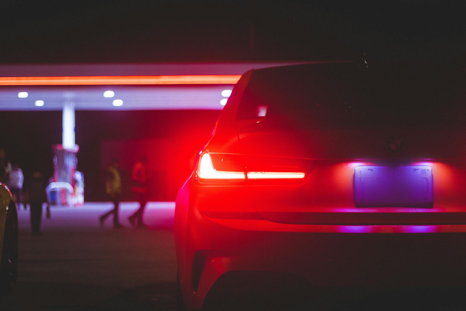 A car's taillights at night | Source: Pexels