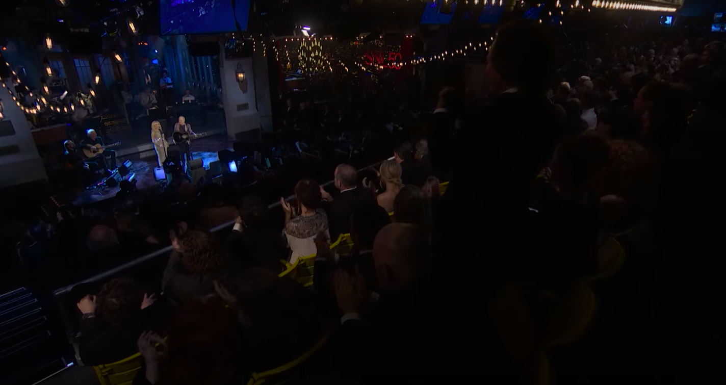 The studio audience clapping loudly for Sabrina Carpenter and Paul Simon after their performance. | Source: YouTube/Saturday Night Live