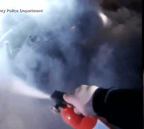 Usando un extintor para intentar apaciguar las llamas | Imagen tomada de: ABC