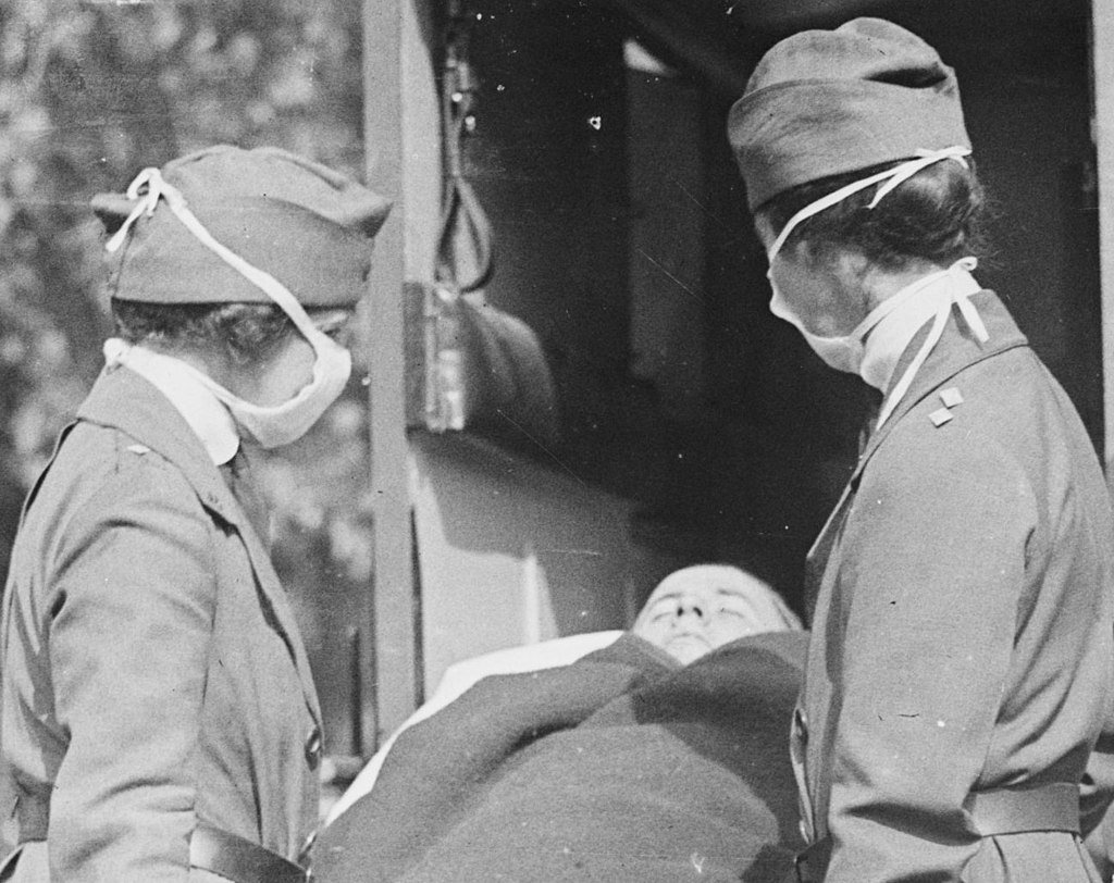 Personal de la salud lleva a una víctima de la gripe española en 1918 | Foto: Wikimedia Commons