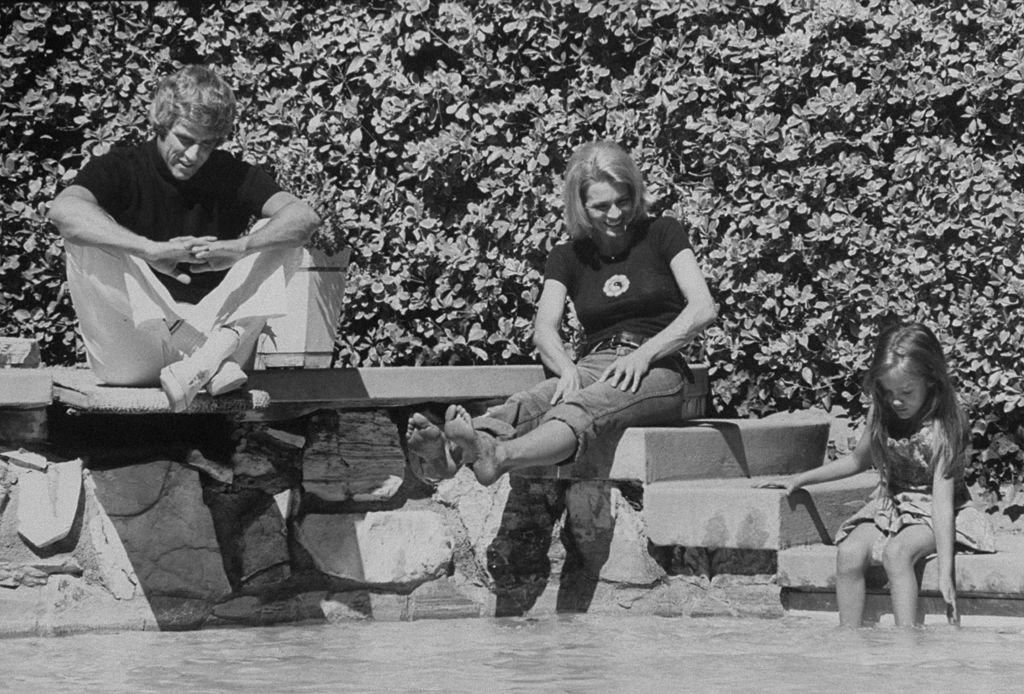 Der Komponist Burt Bacharach Jr. (L) und seine Schauspielerin Frau Angie Dickinson beobachteten 1974 in Hollywood ihre Tochter beim Spielen im Wasser. | Quelle: Getty Images