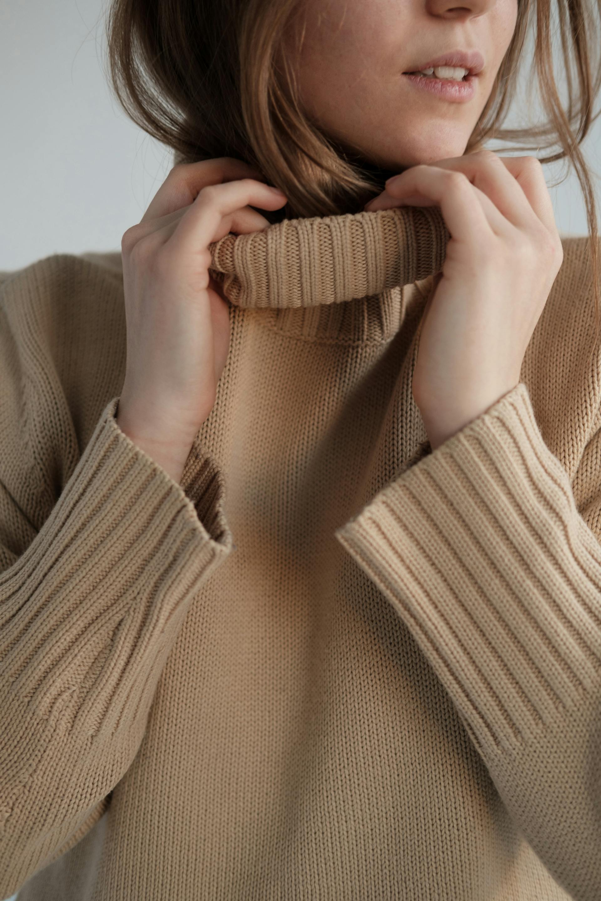 Close-up of a young woman looking to her side | Source: Pexels