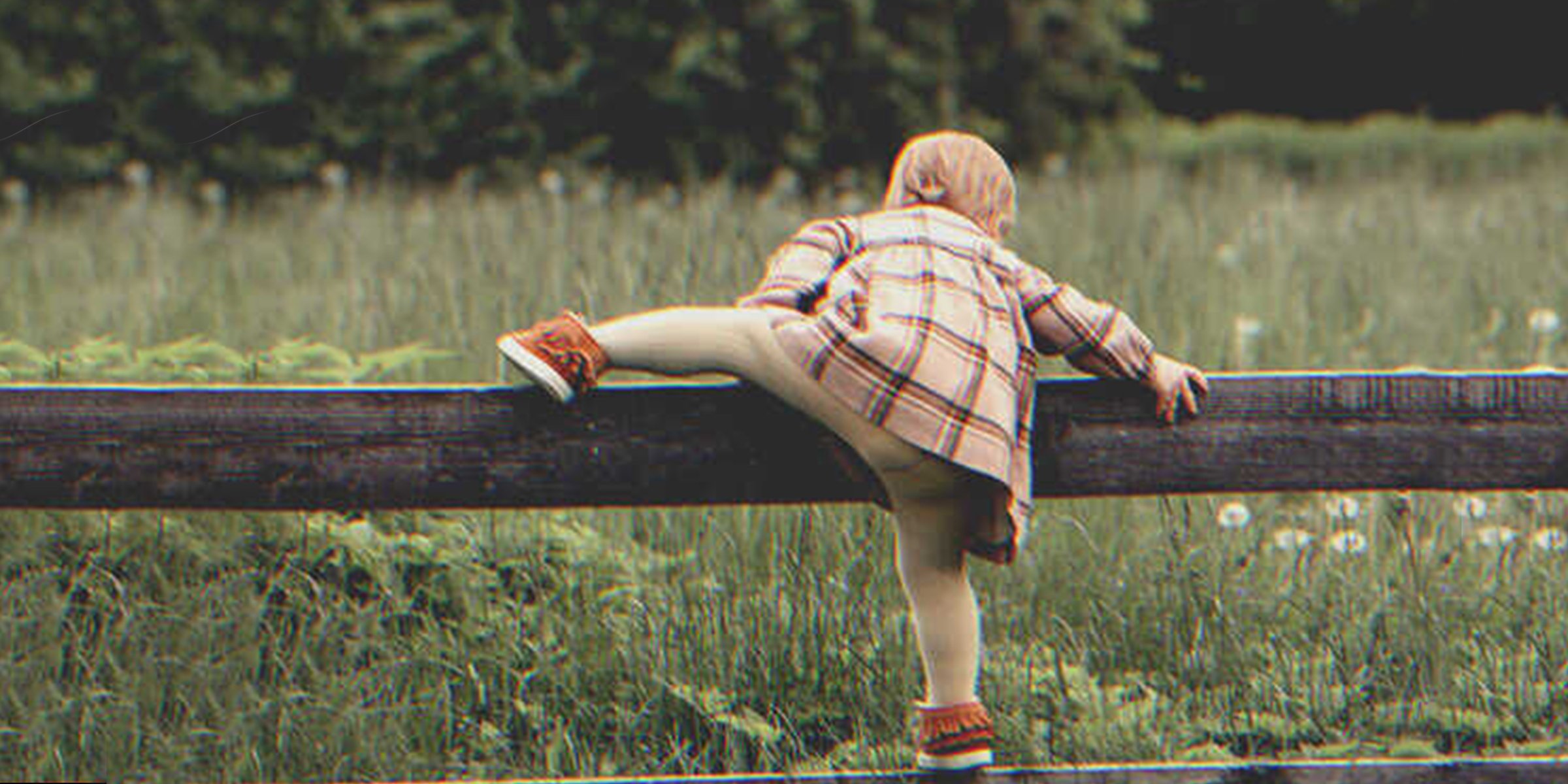 Une petite fille passe par-dessus une barrière | Shutterstock 