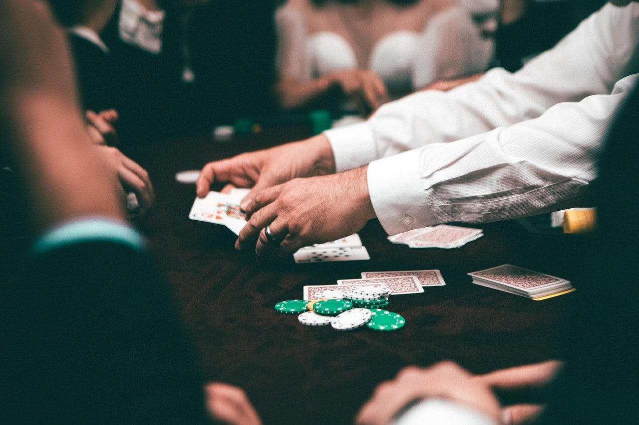Foto pria bermain poker | Foto: Pexels