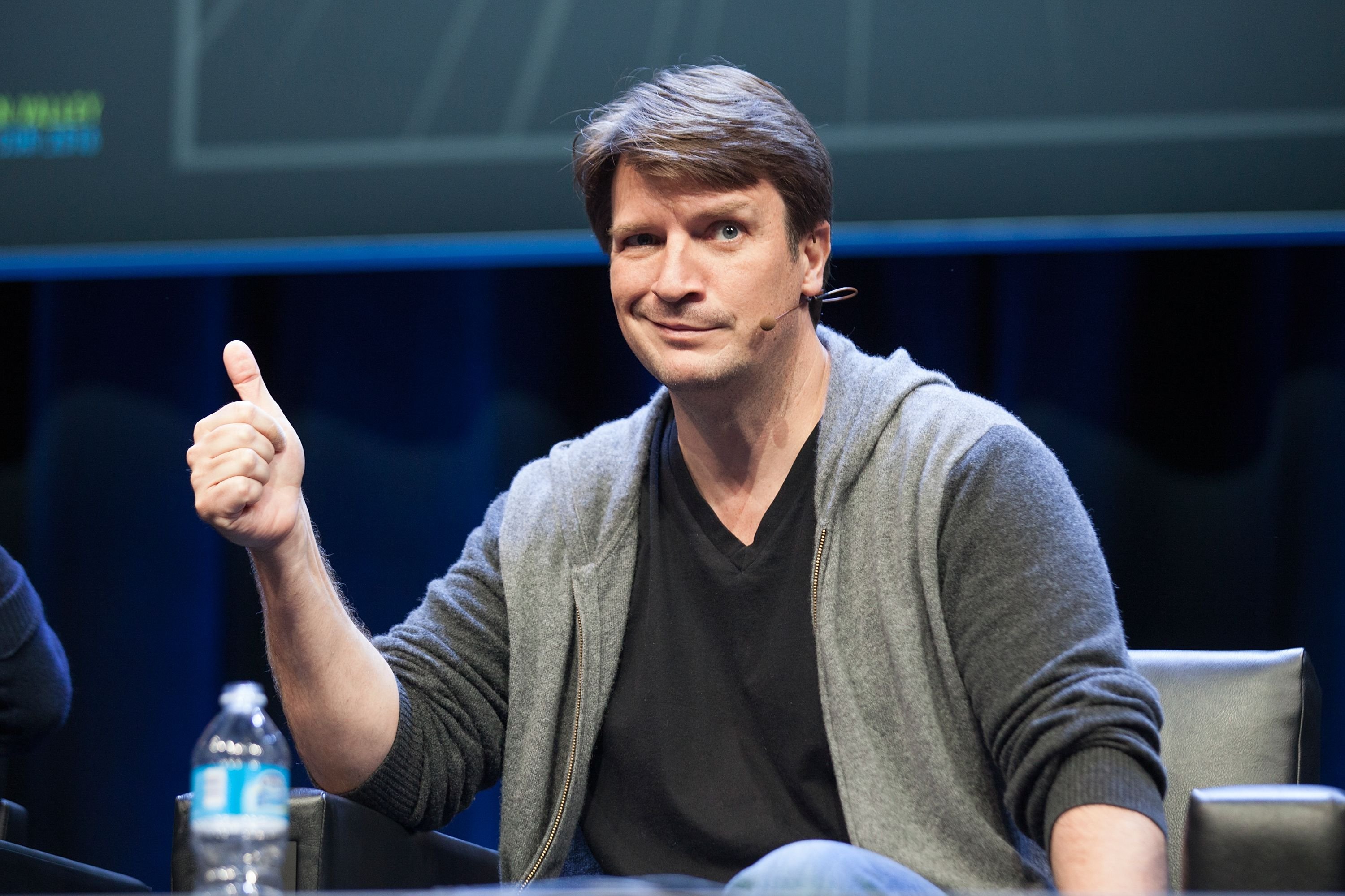 Nathan Fillion, Schauspieler und Co-Executive Producer der Web-Serie "Con Man", beantwortet Fragen aus der Menge während des "Con Man" -Panels auf der Silicon Valley Comic Con am 20. März 2016 in San Jose, Kalifornien. (Foto von Kelly Sullivan) I Quelle: Getty Images