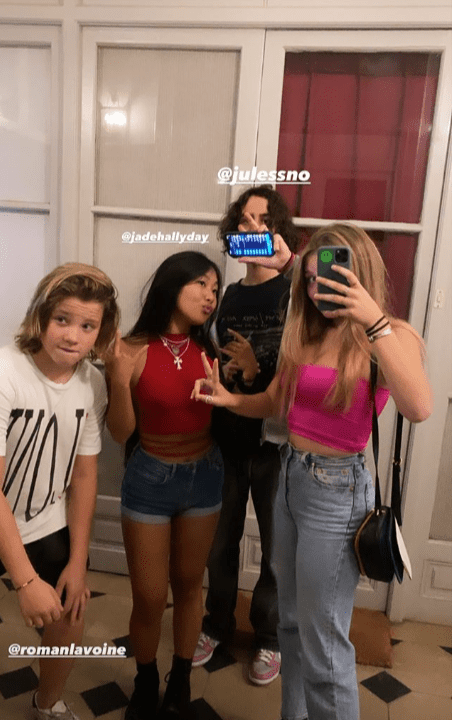 Jade Hallyday avec ses amis. | Photo : Story Instagram / tess_rambaldi