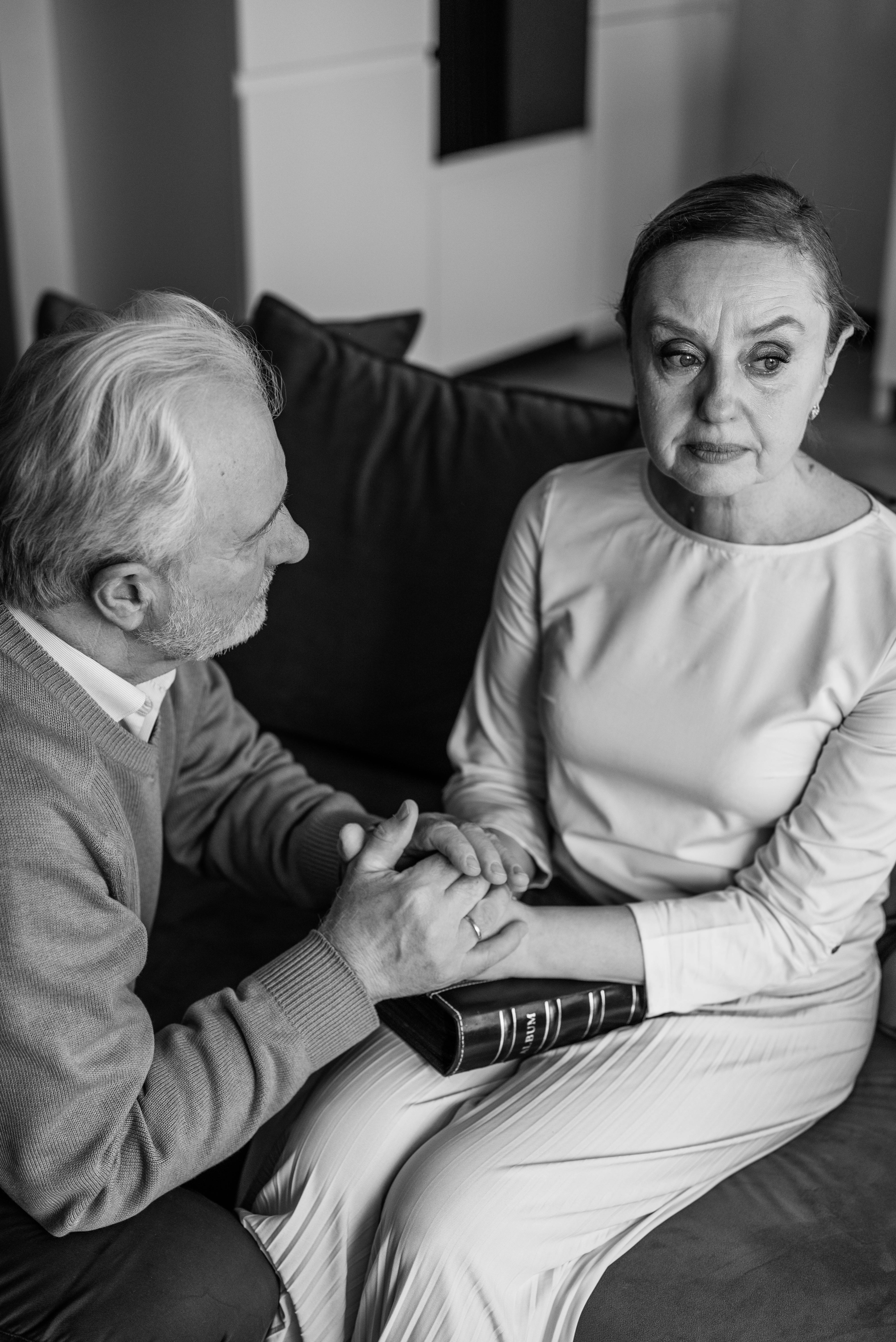 An upset senior couple holding hands | Source: Pexels