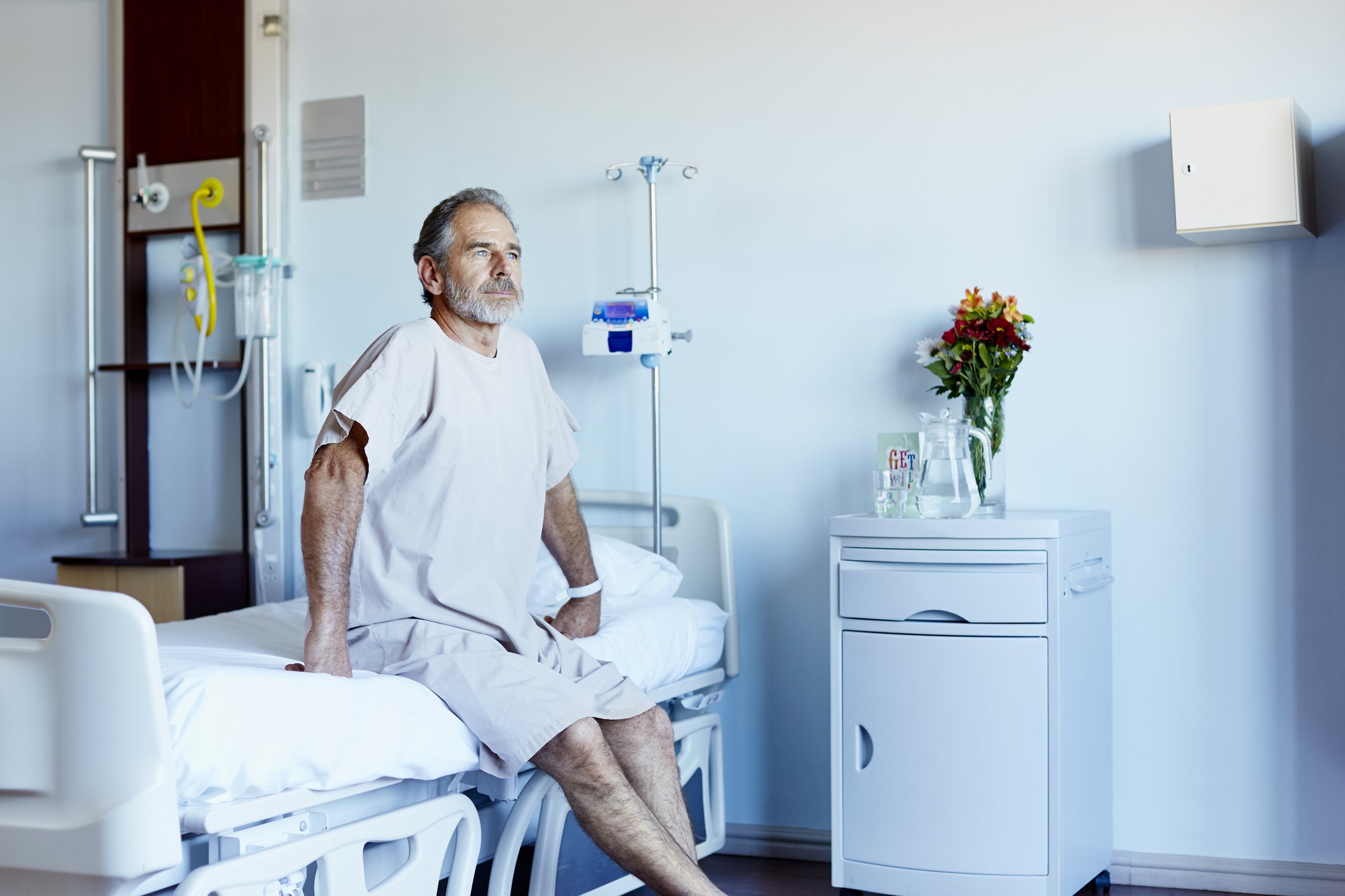 Nachdenklicher reifer Mann in der Krankenstation I Quelle: Getty Images