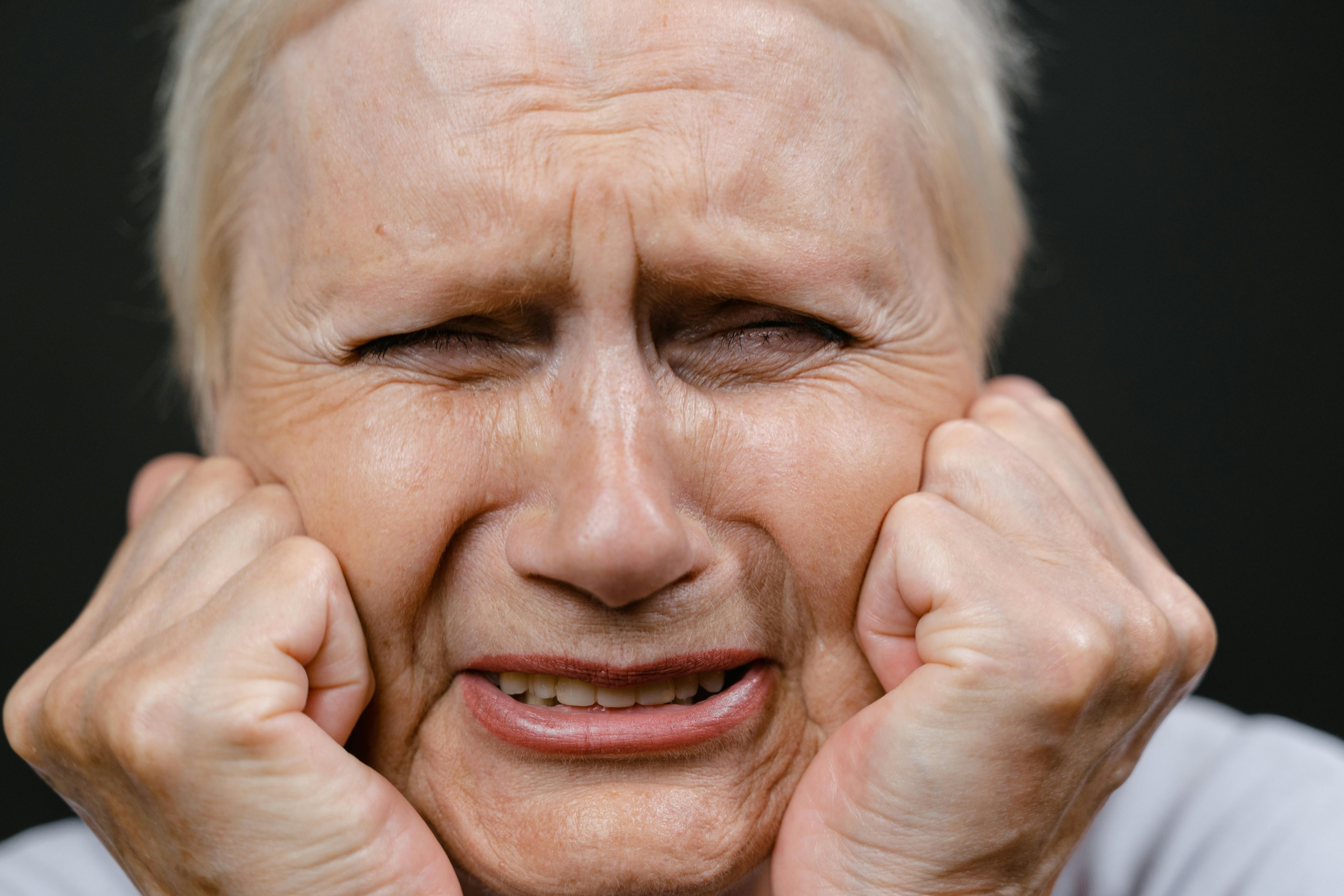 An upset woman crying | Source: Pexels