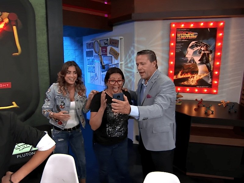 Adame muestra sus fotos íntimas en una programa de TV. | Foto: Shutterstock