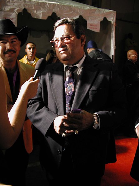 El padre de Selena, Abraham Quintanilla, llega a la tercera. Entrega Anual de Ritmo Latino Music Awards, "El Premio De La Gente" el 18 de octubre de 2001 en el Auditorio Shrine de Los Ángeles. | Fuente: Getty Images.