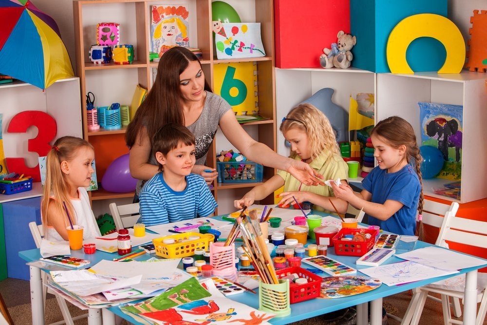 A class of children painting | Photo: Shutterstock.